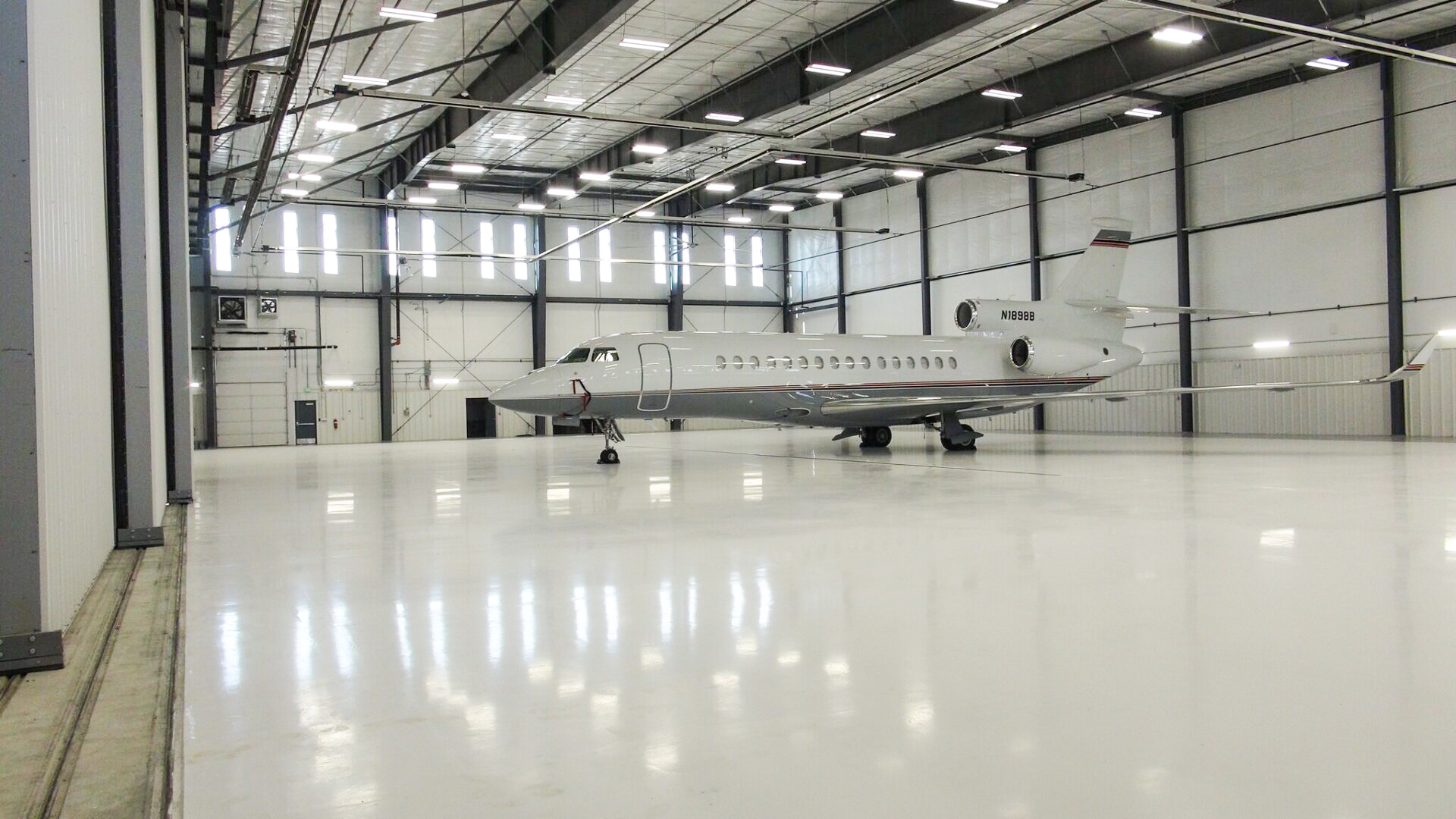 Hangar &agrave; structure m&eacute;tallique